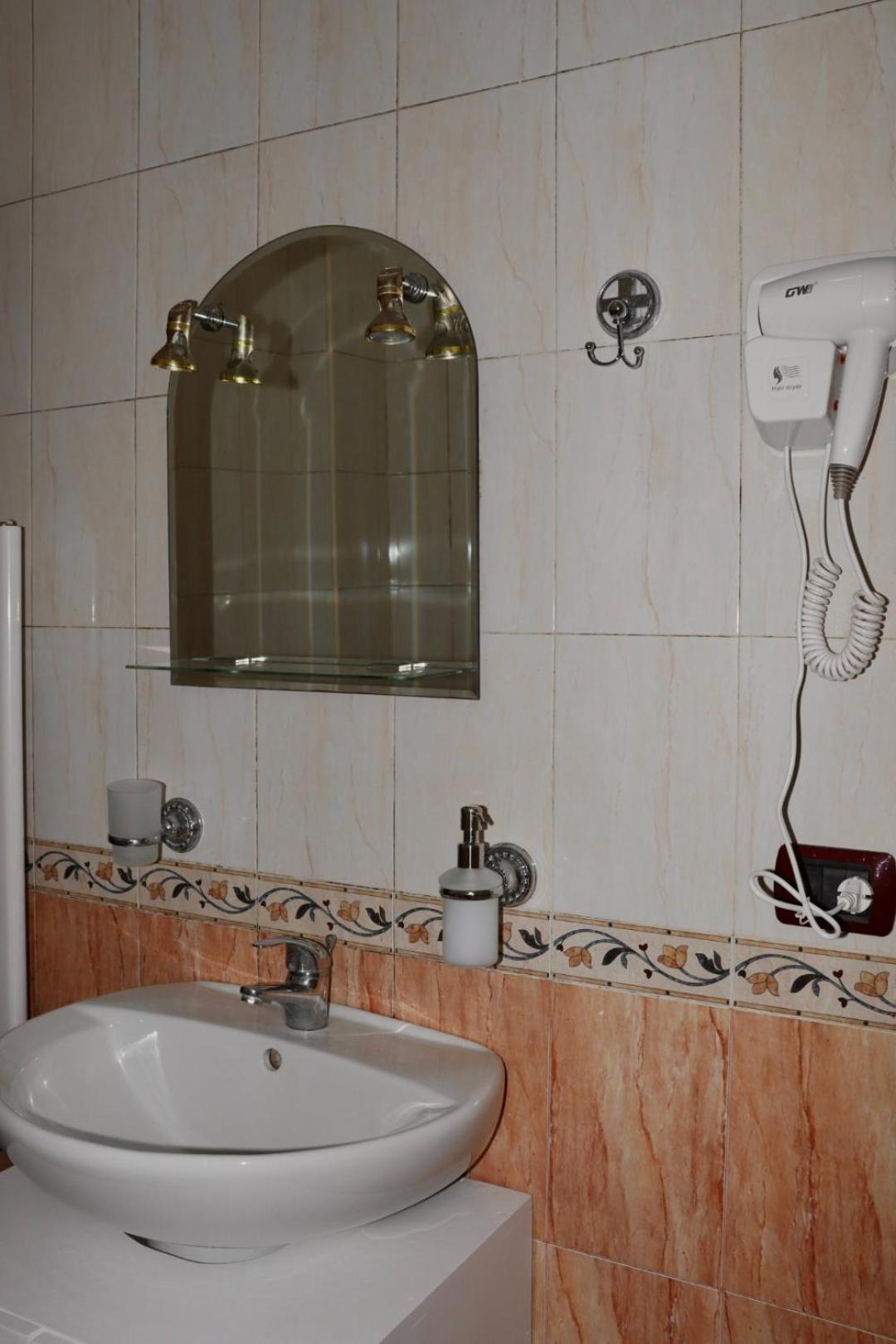Grand Hotel Krujë Екстериор снимка