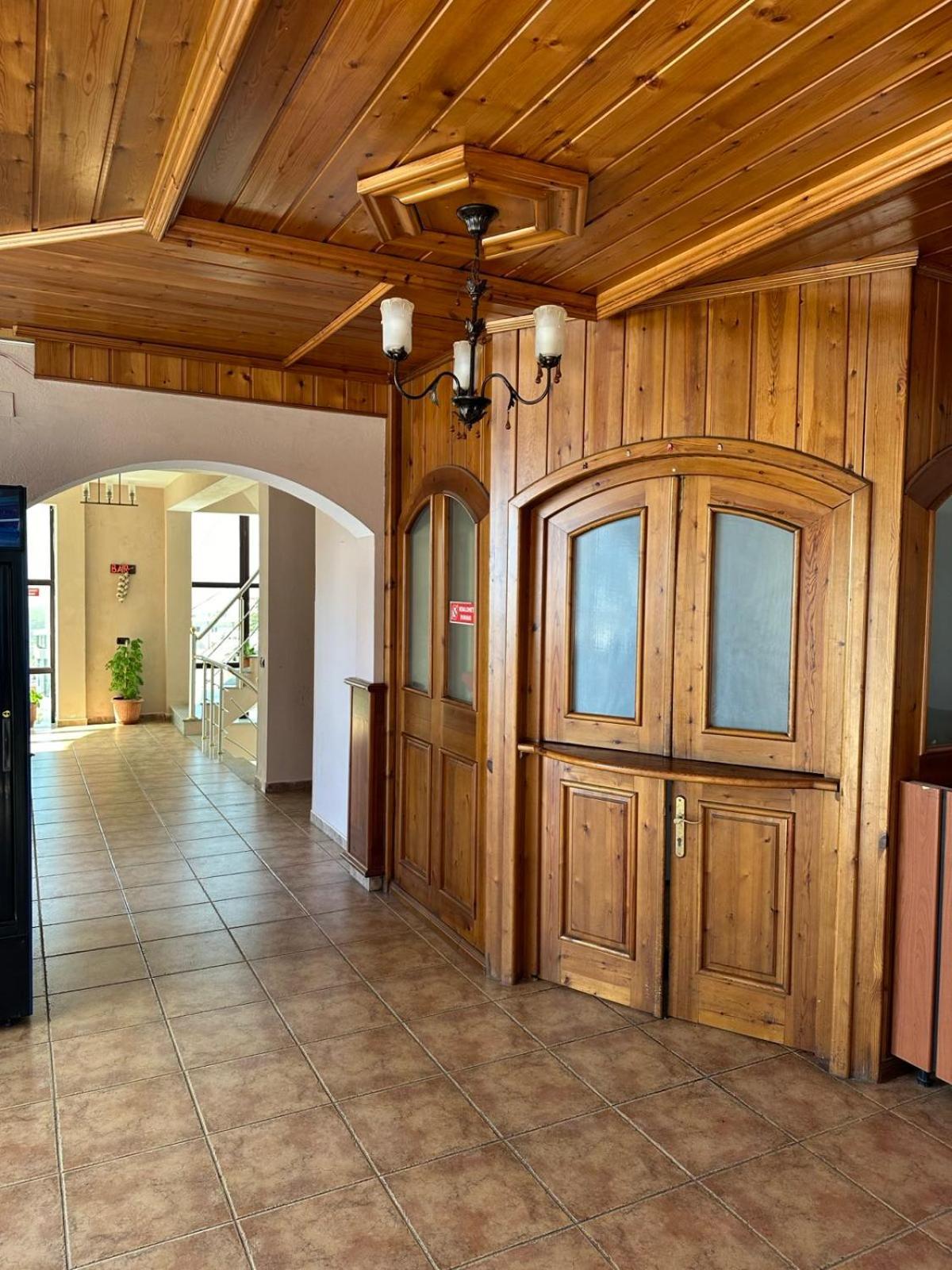 Grand Hotel Krujë Екстериор снимка